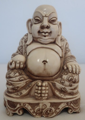 Buddha mit kugel auf sockel - auf,