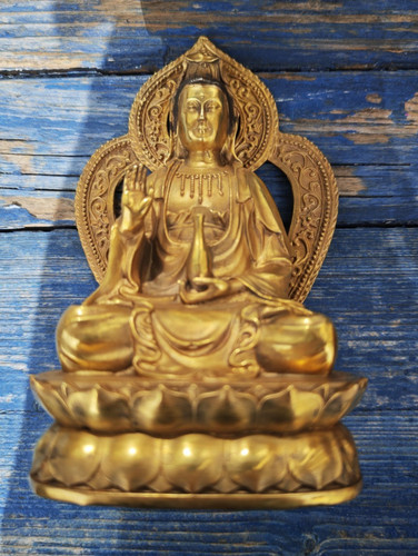 Buddha statue auf - auf, lotus
