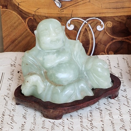 Jade buddha figur auf sockel - buddha,